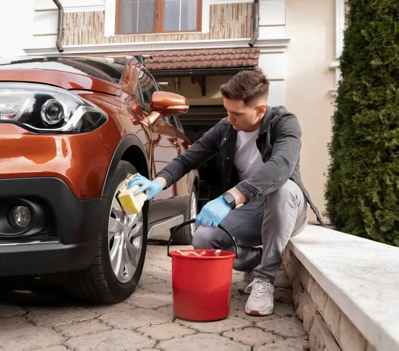 Lavage auto à domicile Ensigné : professionnel intervenant sur un véhicule